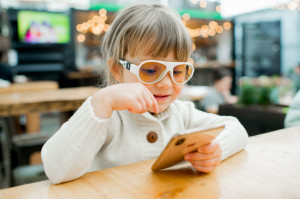 Ochelari cu protecție ecran pentru copii MOKKI Click & Change ScreenSafe, 2-5 ani, alb - Img 10