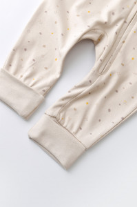 Salopeta cu fermoar cu maneca lunga si pantaloni lungi - 100%bumbac organic - Crem cu buline, BabyCosy - Img 3