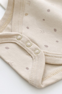 Set 2 body-uri fara maneci bebe unisex -100% bumbac organic - Crem cu buline, BabyCosy - Img 5