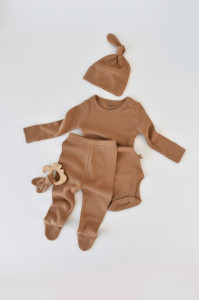 Set 3 piese: body cu maneca lunga, pantaloni lungi cu botosei si caciulita din bumbac organic si modal - Maro BabyCosy - Img 2