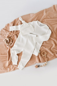 Set 3 piese: body cu maneca lunga, pantaloni lungi si caciulita din bumbac organic si modal - Ecru BabyCosy - Img 2