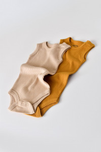 Set de 2 body-uri fara maneci din bumbac organic si modal - Mustar/Somon BabyCosy - Img 2