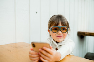 Ochelari de soare pentru copii MOKKI Click & Change ScreenSafe, protectie ecran, 2-5 ani, gri - Img 8