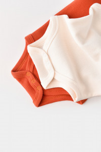 Set 2 body-uri fara maneci bebe unisex -100% bumbac organic -Scortisoara/Ecru, BabyCosy - Img 4