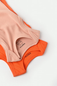 Set 2 body-uri fara maneci bebe unisex din bumbac organic si modal - Rodie/Piersica, BabyCosy - Img 2