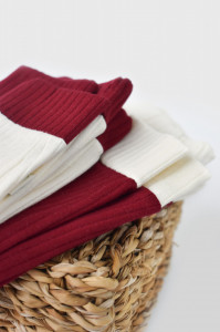Set 2 pantaloni Ribana Bebe Unisex din bumbac organic si 5%elastan - Ecru/Bordo, BabyCosy - Img 6