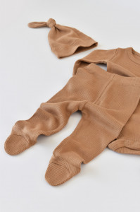 Set 3 piese: body cu maneca lunga, pantaloni lungi cu botosei si caciulita din bumbac organic si modal - Maro BabyCosy - Img 3