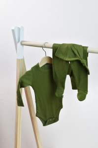 Set 3 piese: body cu maneca lunga, pantaloni lungi cu botosei si caciulita din bumbac organic si modal - Verde BabyCosy - Img 6