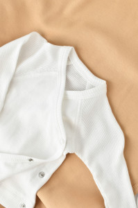 Set 4 piese: bluza, pantaloni, caciulita si manusi din bumbac organic si modal - Ecru, BabyCosy - Img 4