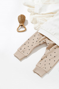 Set bluzita cu maneca lunga si panataloni lungi cu buline Girafa, BabyCosy, 100% bumbac organic, Ecru