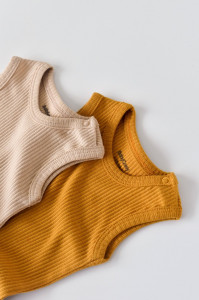 Set de 2 body-uri fara maneci din bumbac organic si modal - Mustar/Somon BabyCosy - Img 3