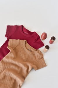 Set de 2 salopetele cu maneca scurta din bumbac organic si modal - Rosu/ Maro BabyCosy - Img 3