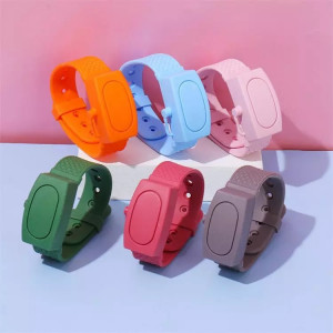 Bratara Dispenser pentru dezinfectant maini cu recipient reincarcabil Drool - Img 3
