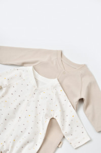 Set 2 salopetele cu maneca lunga si pantaloni lungi cu botosei - 100%bumbac organic - Ecru cu buline, BabyCosy - Img 2
