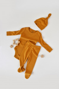 Set 3 piese: body cu maneca lunga, pantaloni lungi cu botosei si caciulita din bumbac organic si modal - Mustar, BabyCosy - Img 1