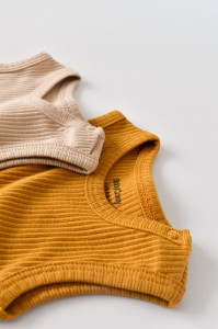 Set de 2 body-uri fara maneci din bumbac organic si modal - Mustar/Somon BabyCosy - Img 4