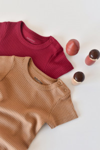 Set de 2 salopetele cu maneca scurta din bumbac organic si modal - Rosu/ Maro BabyCosy - Img 4