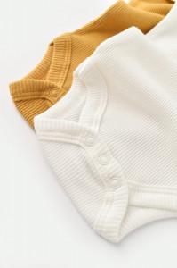 Set 2 body-uri bebe unisex din bumbac organic si modal - Mustar/Ecru, BabyCosy - Img 6