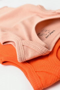 Set 2 body-uri fara maneci bebe unisex din bumbac organic si modal - Rodie/Piersica, BabyCosy - Img 4