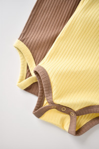 Set 2 body-uri fara maneci Ribana Bebe Unisex din bumbac organic si 5%elastan - Vanilie/Maro BabyCosy - Img 2