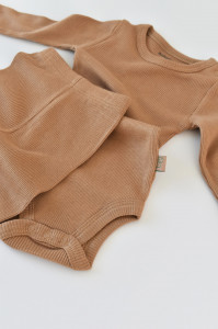 Set 3 piese: body cu maneca lunga, pantaloni lungi cu botosei si caciulita din bumbac organic si modal - Maro BabyCosy - Img 5