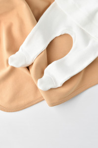 Set 4 piese: bluza, pantaloni, caciulita si manusi din bumbac organic si modal - Ecru, BabyCosy - Img 6