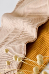 Set de 2 body-uri fara maneci din bumbac organic si modal - Mustar/Somon BabyCosy - Img 5