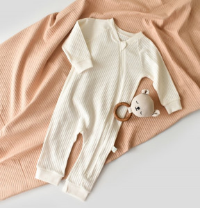 Salopeta cu fermoar cu maneca lunga si pantaloni lungi din 95%bumbac organic si 5% elastan - Ecru, BabyCosy