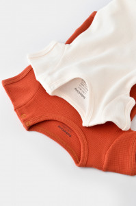 Set 2 body-uri bebe unisex -100% bumbac organic - Scortisoara/Ecru, BabyCosy - Img 4