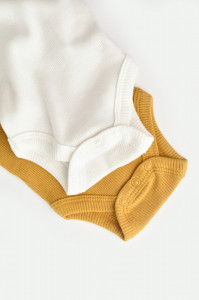 Set 2 body-uri bebe unisex din bumbac organic si modal - Mustar/Ecru, BabyCosy - Img 7