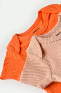 Set 2 body-uri bebe unisex din bumbac organic si modal - Rodie/Piersica, BabyCosy - Img 4