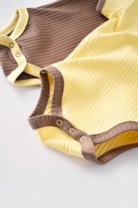 Set 2 body-uri Ribana Bebe Unisex din bumbac organic si 5%elastan - Vanilie/Maro BabyCosy - Img 2