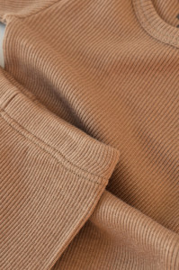 Set 3 piese: body cu maneca lunga, pantaloni lungi cu botosei si caciulita din bumbac organic si modal - Maro BabyCosy - Img 6