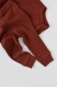 Set 3 piese: body cu maneca lunga, pantaloni lungi si caciulita din bumbac organic si modal - Caramiziu, BabyCosy - Img 3
