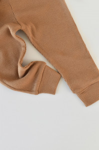 Set 3 piese: body cu maneca lunga, pantaloni lungi si caciulita din bumbac organic si modal - Maro BabyCosy - Img 3