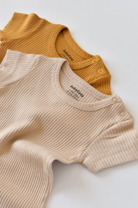 Set de 2 body-uri cu maneca scurta din bumbac organic si modal - Mustar/ Somon BabyCosy - Img 3