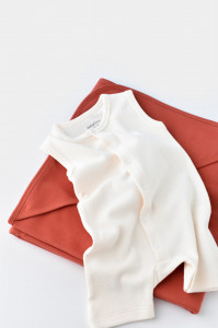 Salopeta fara maneci si pantaloni scurti - 100% bumbac organic - Ecru, BabyCosy - Img 3