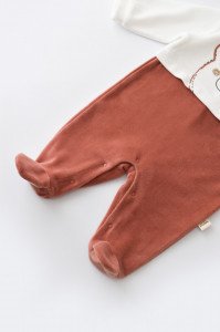 Salopeta Ursulet cu maneca lunga si botosei din 80%bumbac organic si 20% poliester - Caramiziu, BabyCosy - Img 4