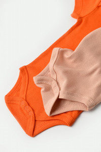 Set 2 body-uri bebe unisex din bumbac organic si modal - Rodie/Piersica, BabyCosy - Img 5