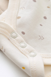 Set 2 body-uri fara maneci bebe unisex -100% bumbac organic - Ecru cu buline, BabyCosy - Img 7
