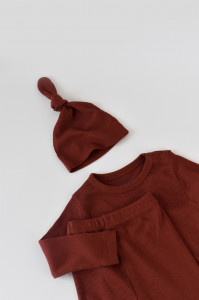 Set 3 piese: body cu maneca lunga, pantaloni lungi cu botosei si caciulita din bumbac organic si modal - Caramiziu, BabyCosy - Img 3