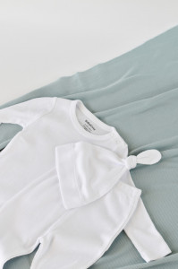 Set 3 piese: body cu maneca lunga, pantaloni lungi si caciulita din bumbac organic si modal - Alb, BabyCosy - Img 2