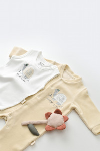 Set Broscuta cu salopeta si body din 80%bumbac organic si 20% poliester - Crem, BabyCosy - Img 3
