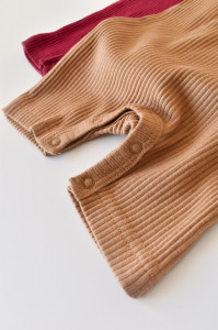 Set de 2 salopetele cu maneca scurta din bumbac organic si modal - Rosu/ Maro BabyCosy - Img 7