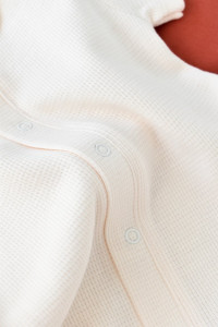 Salopeta cu pantaloni scurti - 100% bumbac organic - Ecru, BabyCosy - Img 9