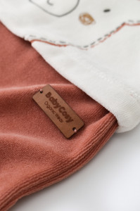 Salopeta Ursulet cu maneca lunga si botosei din 80%bumbac organic si 20% poliester - Caramiziu, BabyCosy - Img 5