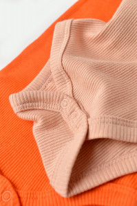 Set 2 body-uri bebe unisex din bumbac organic si modal - Rodie/Piersica, BabyCosy - Img 6
