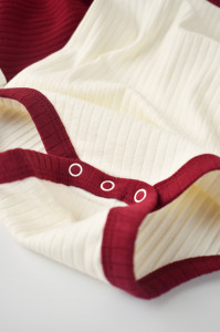 Set 2 body-uri fara maneci Ribana Bebe Unisex din bumbac organic si 5%elastan - Ecru/Bordo BabyCosy - Img 5