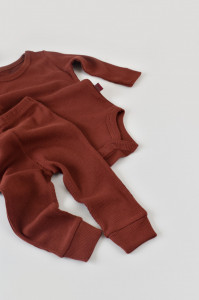 Set 3 piese: body cu maneca lunga, pantaloni lungi si caciulita din bumbac organic si modal - Caramiziu, BabyCosy - Img 5