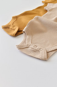 Set de 2 body-uri cu maneca scurta din bumbac organic si modal - Mustar/ Somon BabyCosy - Img 5